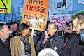 Zu wenig Teilnehmer aus Obersinn? Bürgerinitiativen aus den Landkreisen Bad Kissingen und Main-Spessart protestierten beim Ascher-Freitag der CSU in Bad Bocklet gegen die gegen die geplante Stromtrasse SuedLink. Als Sprecher mehrerer Initiativen trat Reiner Morshäuser (am Megaphon) auf, Vorsitzender der Bürgerinitiative Ortsteile Schondra gegen SuedLink. Etwa 100 Demonstranten machten Ilse Aigner (Mitte) auf ihre Forderungen aufmerksam, links im Bild ist der Kissinger Landrat Thomas Bold zu sehen, rechts der Gemündener Abgeordnete Günther Felbinger. Einige Teilnehmer der Bürgerversammlung Obersinn kritisierten das geringe Engagement aus dem Sinngrund bei der Kundgebung.