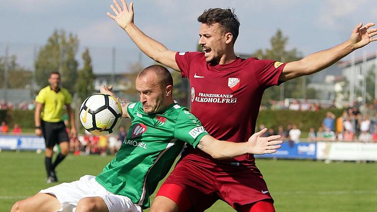 SV Heimstetten vs FC Schweinfurt 05       -  Zu spät traten die Schweinfurter in Heimstetten so engagiert auf. Hier freilich behauptet sich der 05er Alexander Piller (grün) gegen Maximilian Hintermaier.