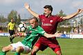 SV Heimstetten vs FC Schweinfurt 05       -  Zu spät traten die Schweinfurter in Heimstetten so engagiert auf. Hier freilich behauptet sich der 05er Alexander Piller (grün) gegen Maximilian Hintermaier.