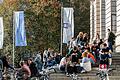 Ein Bild aus besseren Tagen: Studierende vor der Neuen Universität in Würzburg. Hochschulen als Ort des gemeinsamen Lernens brauchen den direkten Austausch – im Hörsaal und außerhalb der Vorlesungen.