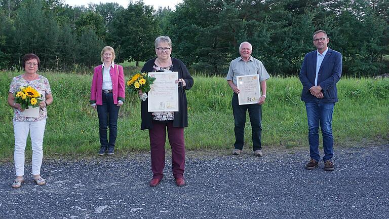 Ehrungen bei der DJK Wegfurt. Das Bild zeigt von links, den stellvertretenden Vorsitzenden Sebastian Schleicher, Cornelia Kaufmann, Karin Müller (Stellvertretende Vorsitzende DJK Diözesanverband), Walburga Manger, Rudolf Manger, Vorsitzender Klaus Kleinhenz und Pfarrer Reinhold Kargl. Ehrungen bei der DJK Wegfurt. Das Bild zeigt von links, den stellvertretenden Vorsitzenden Sebastian Schleicher, Cornelia Kaufmann, Karin Müller (Stellvertretende Vorsitzende DJK Diözesanverband), Walburga Manger, Rudolf Manger, Vorsitzender Klaus Kleinhenz und Pfarrer Reinhold Kargl.