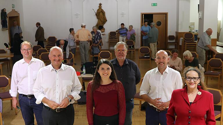 Zufriedene Gesichter bei den Direktkandidaten nach der Podiumsdiskussion im Pfarrheim: (von links) Armin Beck (Grüne), Bernd Rützel (SPD), Jessica Klug (FW), Werner Jannek (FDP), Alexander Hoffmann (CSU) und Simone Barrientos (Linke/Würzburg). Zufriedene Gesichter bei den Direktkandidaten nach der Podiumsdiskussion im Pfarrheim: (von links) Armin Beck (Grüne), Bernd Rützel (SPD), Jessica Klug (FW), Werner Jannek (FDP), Alexander Hoffmann (CSU) und Simone Barrientos (Linke/Würzburg).
