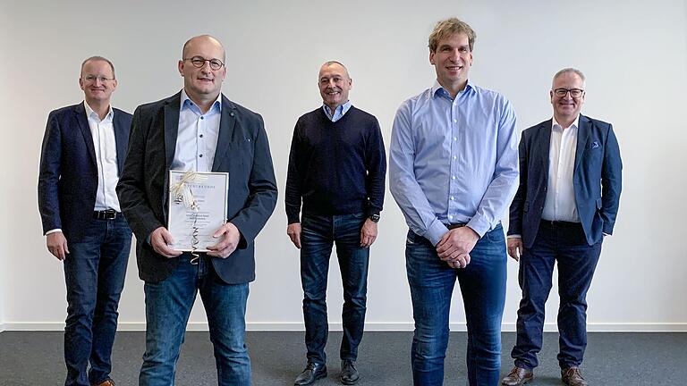 Seit Jahrzehnten der Firma treu sind Klaus Eckert (40 Jahre bei Schleunung, mit Urkunde) und Andreas Walter (30 Jahre, Zweiter von rechts).&nbsp;Geschäftsführer Harald Wolfbauer (links), Geschäftsführender Gesellschafter Christoph Schleunung (Mitte) und Geschäftsführer Ulrich Stetter gratulierten.