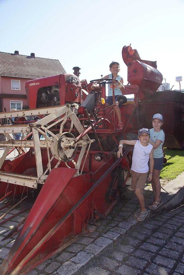 Jede Menge Oldtimer gab es beim Jubiläumsfest, nicht nur für Lennard, Hanna und Noah eine sehr spannende Angelegenheit. Jede Menge Oldtimer gab es beim Jubiläumsfest, nicht nur für Lennard, Hanna und Noah eine sehr spannende Angelegenheit.