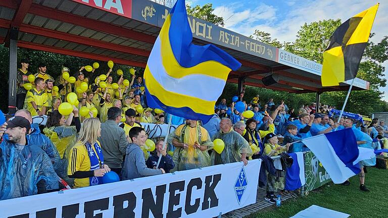 Ein Fanblock wie selbst in der Regionalliga nicht überall: Die Anhänger der SG Ettleben/Werneck sind als feierfreudig bekannt und waren auch in Bergrheinfeld beim Relegationsspiel gegen Gädheim zahlreich vertreten.