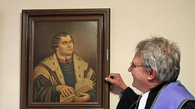 Der evangelische Pfarrer Gerd Kirchner an einem Portrait Martin Luthers, das in der Sakristei der Christuskirche im Staatsbad Brückenau hängt; Foto: Ulrike Müller       -  Der evangelische Pfarrer Gerd Kirchner an einem Portrait Martin Luthers, das in der Sakristei der Christuskirche im Staatsbad Brückenau hängt; Foto: Ulrike Müller