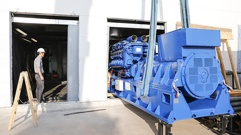 Das Blockheizkraftwerk Heuchelhof erhielt zwei neue Gasmotoren mittels eines 60-Tonnen-Krans. Foto: Johannes Kiefer Das Blockheizkraftwerk Heuchelhof erhielt zwei neue Gasmotoren mittels eines 60-Tonnen-Krans. Foto: Johannes Kiefer