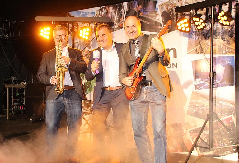 Die drei Bürgermeister der 'Drei-Franken-Band' testen die Musikgeräte von Thomann (von links) Ernst Nickel (Geiselwind), Armin Luther (Burghaslach) und Johannes Krapp (Schlüsselfeld).