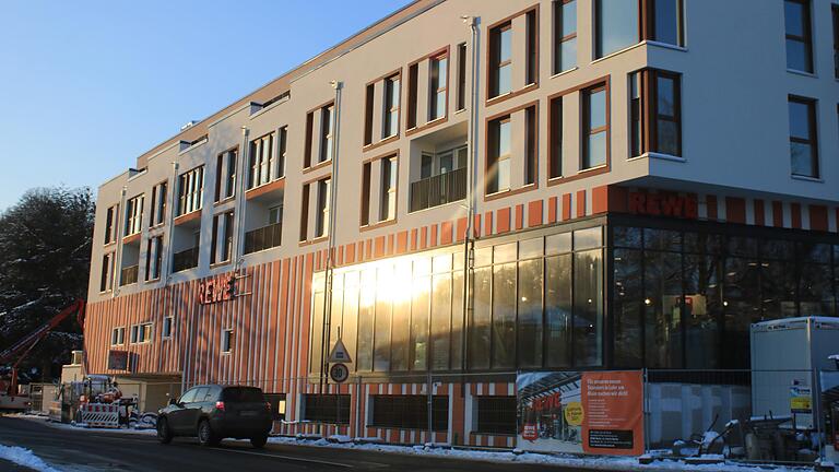 In wenigen Tagen eröffnen die Einkaufsmärkte im Neubau auf dem ehemaligen Brauereigelände in Lohr. Noch vor der Eröffnung hat der Komplex einen neuen Eigentümer In wenigen Tagen eröffnen die Einkaufsmärkte im Neubau auf dem ehemaligen Brauereigelände in Lohr. Noch vor der Eröffnung hat der Komplex einen neuen Eigentümer