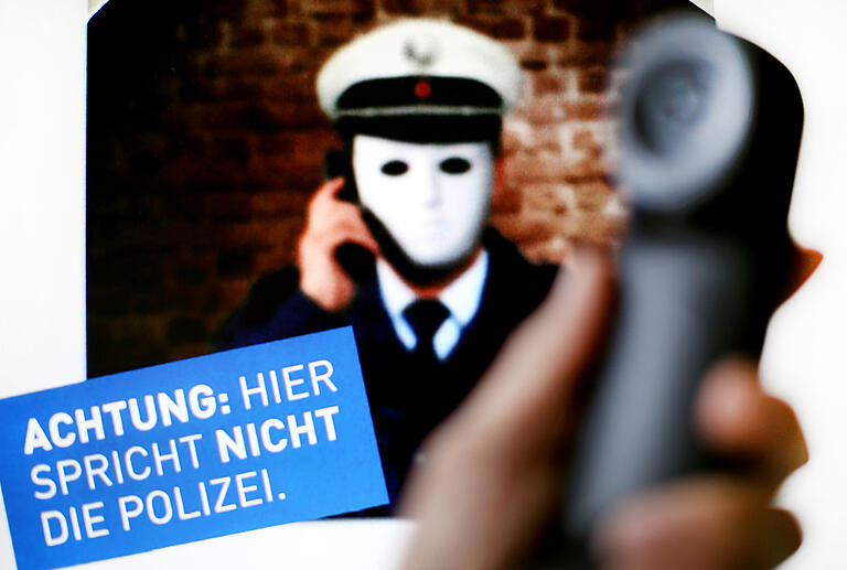 Die Polizei warnt vor Betrügern, die sich als Ordnungshüter ausgeben. Die Polizei warnt vor Betrügern, die sich als Ordnungshüter ausgeben. 