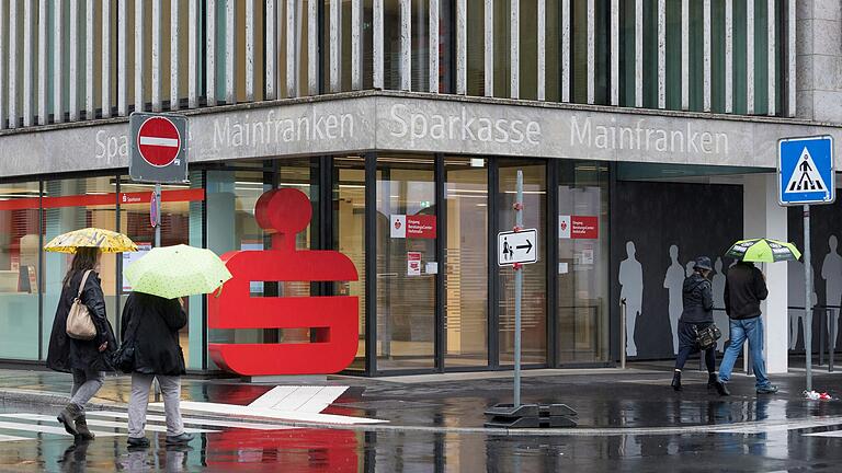 Die Sparkasse Mainfranken mit Sitz in der Würzburger Hofstraße (Bild) dünnt ihr Filialnetz weiter aus. Die Sparkasse Mainfranken mit Sitz in der Würzburger Hofstraße (Bild) dünnt ihr Filialnetz weiter aus.