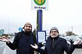 Ein großes Fragezeichen: Warum die Haltestelle in der Hauptbahnhofstraße an den Kreisel gegenüber dem Kaufland verlegt wurde, konnten sich die Linken-Stadträte Robert Striesow (links) und Frank Firsching bei ihrer Testfahrt nicht erklären.