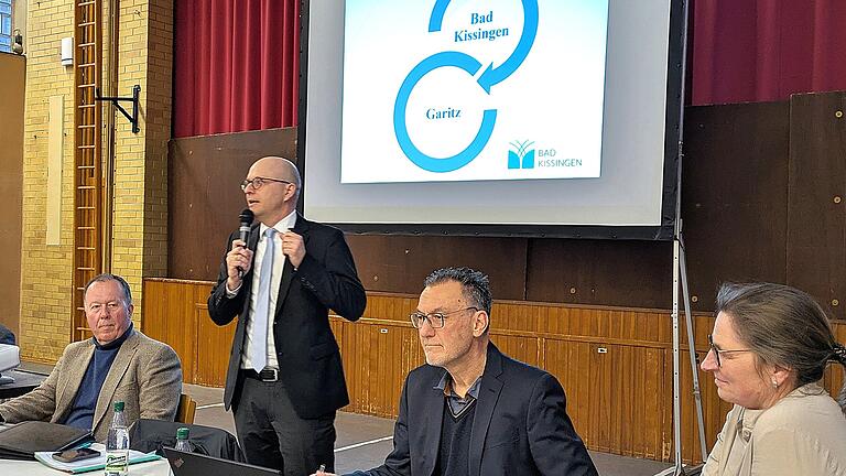 Präsentation in Garitz       -  Oberbürgermeister Dirk Vogel bei seiner Präsentation in Garitz, daneben von links sitzend Gerhard Schneider (Geschäftsleiter), Thomas Hack (Pressesprecher) und Christine Schwind (Bauamtsleiterin)