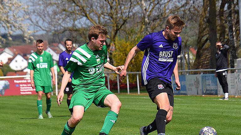 Rhöner Fußball-Nachlese - Mit Frühlingsboten am Spielfeldrand duellieren sich Untererthals Philipp Virnekäß und der Elfershäuser Fabio Schwab. Rhöner Fußball-Nachlese - Mit Frühlingsboten am Spielfeldrand duellieren sich Untererthals Philipp Virnekäß und der Elfershäuser Fabio Schwab.