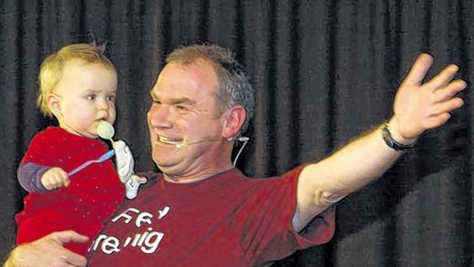 Ungewöhnliche Talkrunde: Fredi Breunig und die kleine Klara. Ungewöhnliche Talkrunde: Fredi Breunig und die kleine Klara.