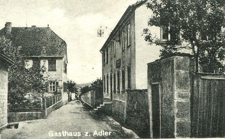 Maria Forte und ihre beiden Kinder Dieter und Wolfgang waren 1942 als "Landverschickte" aus dem bombenkriegsgefährdeten Düsseldorf in der Gastwirtschaft und Bäckerei von Heinrich Riedmann in Rohrbach untergebracht. Maria Forte und ihre beiden Kinder Dieter und Wolfgang waren 1942 als "Landverschickte" aus dem bombenkriegsgefährdeten Düsseldorf in der Gastwirtschaft und Bäckerei von Heinrich Riedmann in Rohrbach untergebracht.