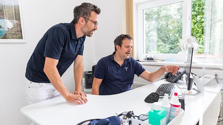 Dr. Matthias Hock (links) und Dr. Tobias Freund haben sich 2018 als Hausärzte in Kitzingen selbstständig gemacht. Trotz aller Schwierigkeiten sagen sie: Es lohnt sich. Dr. Matthias Hock (links) und Dr. Tobias Freund haben sich 2018 als Hausärzte in Kitzingen selbstständig gemacht. Trotz aller Schwierigkeiten sagen sie: Es lohnt sich.