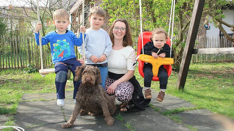 Jennifer Rasch arbeitet in Gerolzhofen als Tagesmutter. Ihr Ziel ist der Betrieb eines Naturkindergartens. Das Bild zeigt sie mit den Tageskindern Isaac Paulk (von links), Nils Drescher und Malik Jopp sowie Hund Karl. Jennifer Rasch arbeitet in Gerolzhofen als Tagesmutter. Ihr Ziel ist der Betrieb eines Naturkindergartens. Das Bild zeigt sie mit den Tageskindern Isaac Paulk (von links), Nils Drescher und Malik Jopp sowie Hund Karl.
