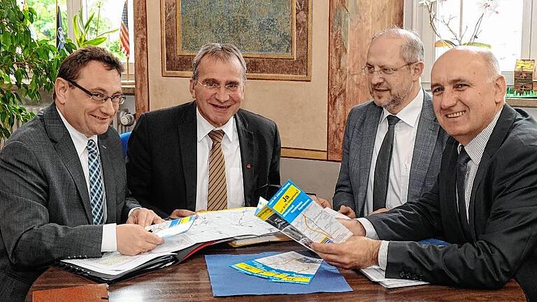 Brüten über den Plänen der B 19-Ortsumgehung (von links): der verkehrspolitische Sprecher der CDU/CSU-Bundestagsfraktion, Ulrich Lange, Bundestagsabgeordneter Paul Lehrieder, Michael Fuchs vom Staatlichen Bauamt Würzburg und Bürgermeister Helmut Krämer. Brüten über den Plänen der B 19-Ortsumgehung (von links): der verkehrspolitische Sprecher der CDU/CSU-Bundestagsfraktion, Ulrich Lange, Bundestagsabgeordneter Paul Lehrieder, Michael Fuchs vom Staatlichen Bauamt Würzburg und Bürgermeister Helmut Krämer.