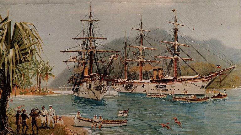 Ein deutscher Kreuzer und ein Kanonenboot hissen die deutsche Reichsflagge und zeigen damit an, dass das Deutsche Reich die Karolinen, Palauinseln und Marianen als Kolonien in Besitz nimmt; Schulwandbild von 1902. Ein deutscher Kreuzer und ein Kanonenboot hissen die deutsche Reichsflagge und zeigen damit an, dass das Deutsche Reich die Karolinen, Palauinseln und Marianen als Kolonien in Besitz nimmt; Schulwandbild von 1902.