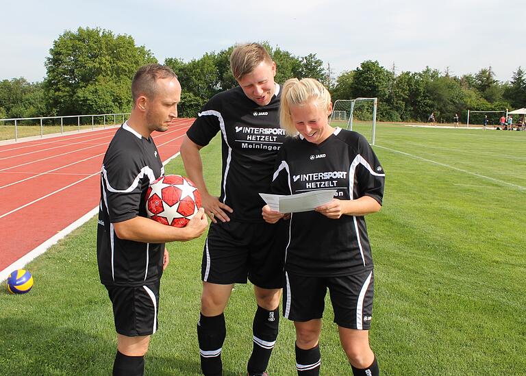 Studierten den Spielplan: Die Kollegen der Polizeiinspektion Schmalkalden-Meiningen waren nicht nur mit einer Fußballmannschaft am Start, sie beteiligten sich beim Sporttag an allen Wettbewerben. Studierten den Spielplan: Die Kollegen der Polizeiinspektion Schmalkalden-Meiningen waren nicht nur mit einer Fußballmannschaft am Start, sie beteiligten sich beim Sporttag an allen Wettbewerben.