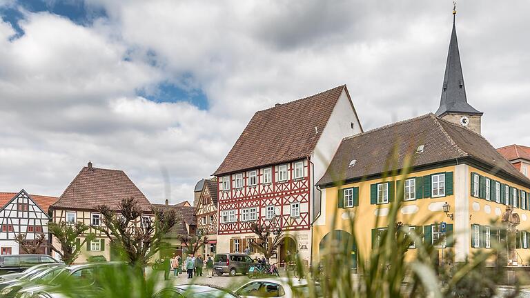 Unterwegs auf dem Rundweg um Seßlach (Lkr. Coburg). Die 13 Kilometer lange Tour zeigt die Umgebung der Stadt Seßlach (im Bild). Die Stadt Seßlach zählt mit ihrem sehr gut erhaltenen mittelalterlichen Stadtbild zu den schönsten Orten in Oberfranken. Die Altstadt glänzt mit ihren zahlreich renovierten Fachwerkhäusern.