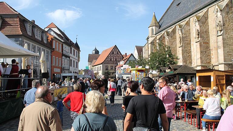 Das Herbstfest (hier ein Archivbild von 2019) lockt bei schönem Wetter tausende Besucher in der Altstadt von Gerolzhofen. Das Herbstfest (hier ein Archivbild von 2019) lockt bei schönem Wetter tausende Besucher in der Altstadt von Gerolzhofen.