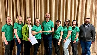 Vorstandswahl und eine Ehrung (von links): Bastian Markert, Julia Reh, Margot Henz (25 Jahre Vereinsmitglied), Marie Müller (neue Vorsitzende), Armin Hahn (früherer Vorsitzender), Nadja Greifensteiner, Rebecca Muth, Sabrina Hahn und Markus Stockma...       -  Vorstandswahl und eine Ehrung (von links): Bastian Markert, Julia Reh, Margot Henz (25 Jahre Vereinsmitglied), Marie Müller (neue Vorsitzende), Armin Hahn (früherer Vorsitzender), Nadja Greifensteiner, Rebecca Muth, Sabrina Hahn und Markus Stockmann (Vorsitzender Kreisverband).