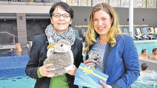 Osternester für Asylbewerberkinder: Heidi Vogel (links), Main-Post-Vertrieb, und Franziska Johst, Leiterin Marketing Wonnemar Marktheidenfeld, stellen die gemeinsame Aktion vor.