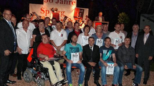 Die für 25-jährige Mitgliedschaft Geehrten zusammen mit (von rechts) Landrat Wilhelm Schneider, Schiedsrichterobmann Josef Raab und Bürgermeister Matthias Bäuerlein (links). Die für 25-jährige Mitgliedschaft Geehrten zusammen mit (von rechts) Landrat Wilhelm Schneider, Schiedsrichterobmann Josef Raab und Bürgermeister Matthias Bäuerlein (links).