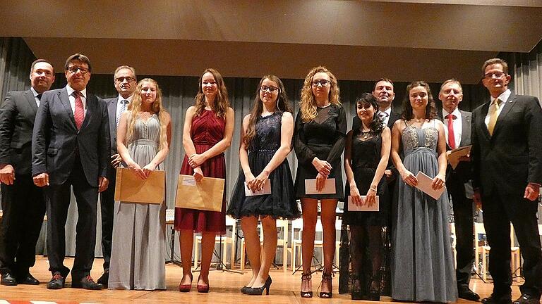 Die sechs Schulbesten der Ignaz-Reder-Realschule: Nane Schreiber, Hanna Körner, Paula Ortloff, Marlene Hoch, Sophie Vonderlind und Elena Schultheis. Mit im Bild (von links): Tobias Herzog (VR-Bank), Schulleiter Ulrich Kluge, Bürgermeister Eberhard Streit, stellvertretender Schulleiter Stefan Lochner, Andreas Griebel (Sparkasse) und stellvertretender Landrat Peter Suckfüll. Die sechs Schulbesten der Ignaz-Reder-Realschule: Nane Schreiber, Hanna Körner, Paula Ortloff, Marlene Hoch, Sophie Vonderlind und Elena Schultheis. Mit im Bild (von links): Tobias Herzog (VR-Bank), Schulleiter Ulrich Kluge, Bürgermeister Eberhard Streit, stellvertretender Schulleiter Stefan Lochner, Andreas Griebel (Sparkasse) und stellvertretender Landrat Peter Suckfüll.