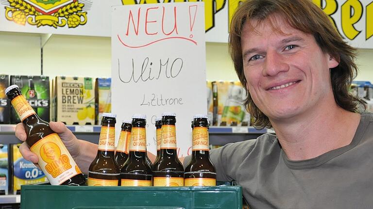Getränkemarktinhaber Matthias Keller hat die „UliMo“ bereits im Sortiment. Getränkemarktinhaber Matthias Keller hat die „UliMo“ bereits im Sortiment.