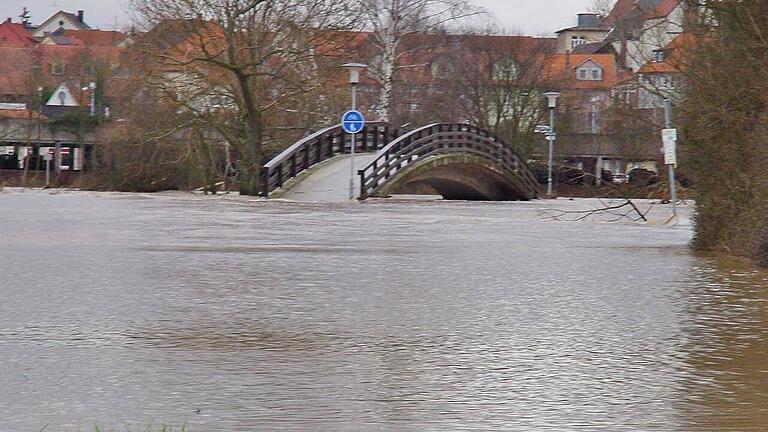 Unter Wasser: Die Saalewiesen bei Bad Neustadt im Januar 2003 Unter Wasser: Die Saalewiesen bei Bad Neustadt im Januar 2003