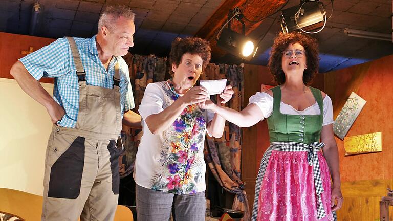 Neben den „alten Hasen“ auf der Theaterbühne sorgte diesmal vergnüglichen im Schwank „Glück im Spiel – Pech im Stall“ Conny Lyding (Bildmitte) als 80-jährige Alma für Furore auf der Bühne, links ihr in Liebesdingen unerfahrener Sohn Christian (Bernd Schäfer) und rechts ihre Altenpflegerin Karin (Birgit Wolf-Kroll).