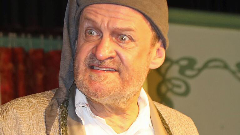 Klaus Brehm zeigt eine eindrucksvolle schauspielerische Leistung als Ebenezer Scrooge in der 'Seele der Weihnacht'.