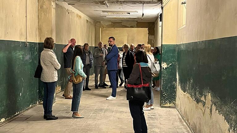 Einst Gefängnis, vielleicht bald ein kultureller Treffpunkt für alle Generationen. Stadtbaumeister Michael Wehner (Zweiter von links) bei einer der zahlreichen Führungen durch die ehemalige Amtskellerei. Einst Gefängnis, vielleicht bald ein kultureller Treffpunkt für alle Generationen. Stadtbaumeister Michael Wehner (Zweiter von links) bei einer der zahlreichen Führungen durch die ehemalige Amtskellerei.