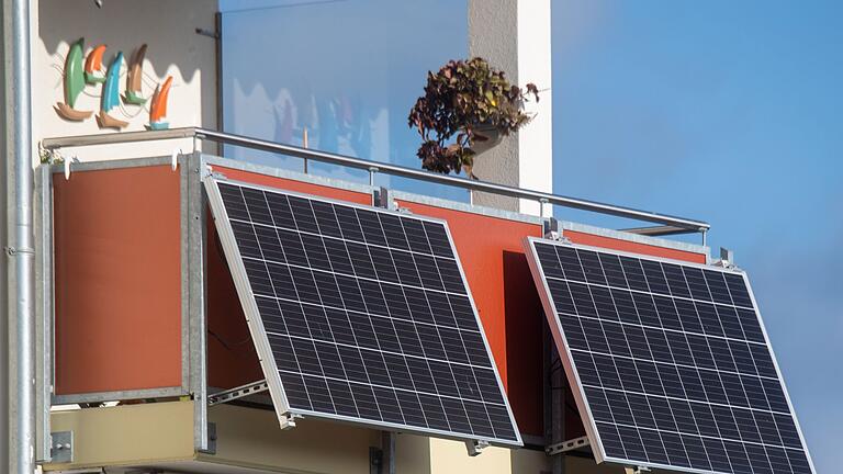 Balkonkraftwerk - Die Energienutzung aus Wind- und Solarkraft ist 2023 auf dem höchsten je registrierten Stand. (Archivbild) Balkonkraftwerk - Die Energienutzung aus Wind- und Solarkraft ist 2023 auf dem höchsten je registrierten Stand. (Archivbild)