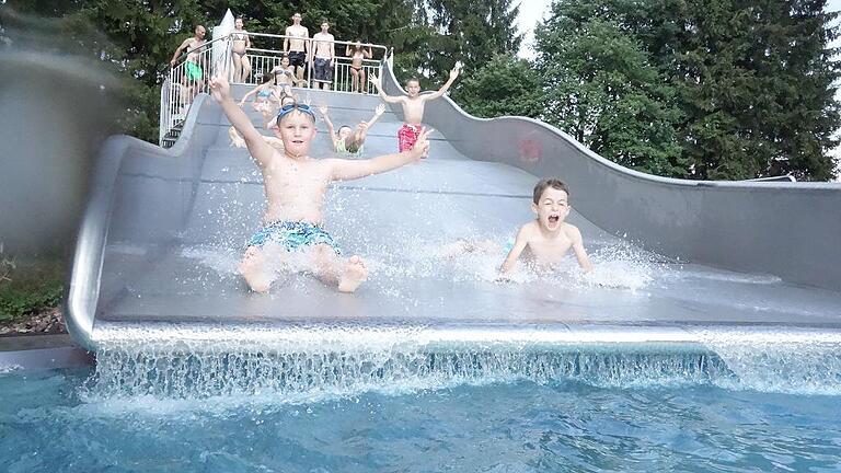 Richtig heiße Tage gab es 2017 auch. Insgesamt meldete das Bischofsheimer Freibad (im Bild) wie auch die anderen Bäder im Landkreis eine durchwachsene Saison.