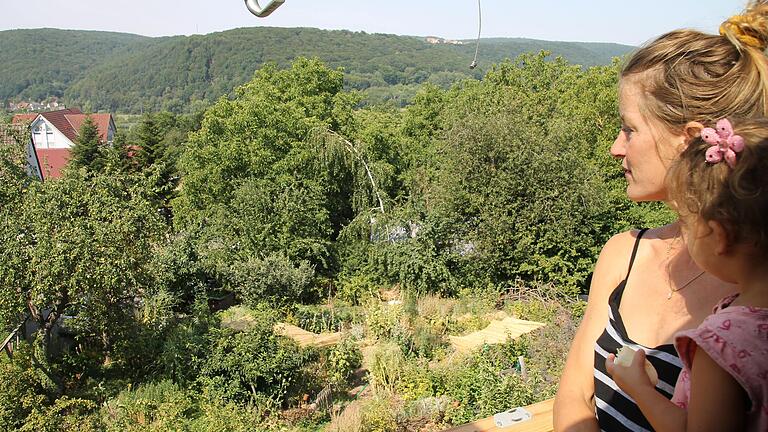 Jennifer Weidle (mit Tochter Ophelia) hat ihr Haus in Adelsberg ökologisch saniert. Blick aus dem Dachfenster auf den von ihr angelegten weitläufigen Garten. Jennifer Weidle (mit Tochter Ophelia) hat ihr Haus in Adelsberg ökologisch saniert. Blick aus dem Dachfenster auf den von ihr angelegten weitläufigen Garten.