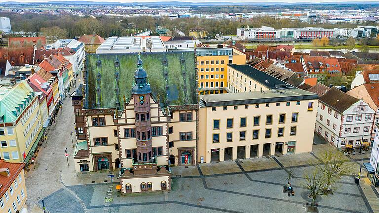 Die Ermittlungen gegen einen Amtsleiter der Stadtverwaltung Schweinfurt wegen des Verdachts von Vermögensdelikten sind fast abgeschlossen. Allerdings wird nun gegen eine weitere Führungskraft aus der Verwaltung ermittelt.