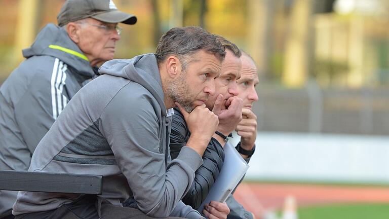 Kollektiver Frust – auch in Buchbach: die sportlich Verantwortlichen des FC 05 Schweinfurt, vorne Trainer Christian Gmünder. Kollektiver Frust – auch in Buchbach: die sportlich Verantwortlichen des FC 05 Schweinfurt, vorne Trainer Christian Gmünder.