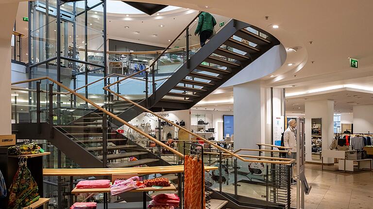 Blick in das Innere des Modehaus Wöhrl in der Schweinfurter Innenstadt. Blick in das Innere des Modehaus Wöhrl in der Schweinfurter Innenstadt.