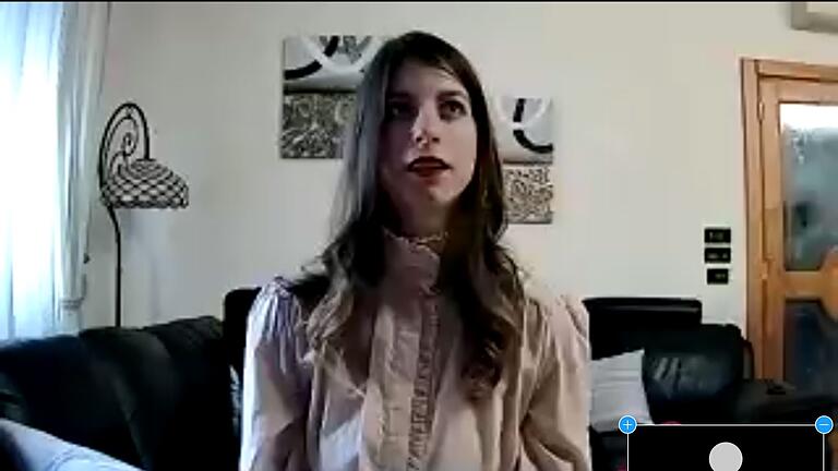 Arianna, die Taufpatin von Valentina, war digital bei der Tauf-Feier zugeschaltet. Arianna, die Taufpatin von Valentina, war digital bei der Tauf-Feier zugeschaltet.