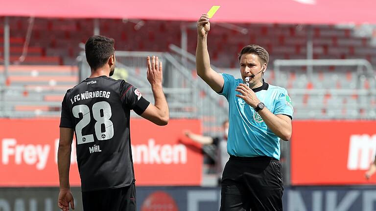 Nur Gelb für Lukas Mühl? Wenn Schiedsrichter Tobias Reichel bei der Aktion des Nürnbergers gegen Ridge Munsy auf Foul entscheidet, muss er den Verteidiger vom Platz schicken.