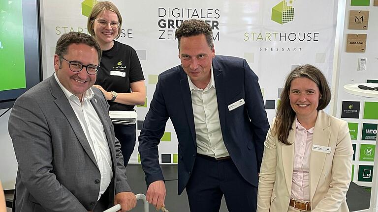 Jeder bekommt ein Stück vom Kuchen (von links): Staatssekretär Tobias Gotthardt, Starthouse-Leiterin Anja Güll, Lohrs Bürgermeister Mario Paul und Landrätin Sabine Sitter beim Anschneiden der Geburtstagstorte zur Feier des Digitalen Gründerzentrums. Jeder bekommt ein Stück vom Kuchen (von links): Staatssekretär Tobias Gotthardt, Starthouse-Leiterin Anja Güll, Lohrs Bürgermeister Mario Paul und Landrätin Sabine Sitter beim Anschneiden der Geburtstagstorte zur Feier des Digitalen Gründerzentrums.