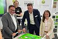 Jeder bekommt ein Stück vom Kuchen (von links): Staatssekretär Tobias Gotthardt, Starthouse-Leiterin Anja Güll, Lohrs Bürgermeister Mario Paul und Landrätin Sabine Sitter beim Anschneiden der Geburtstagstorte zur Feier des Digitalen Gründerzentrums.