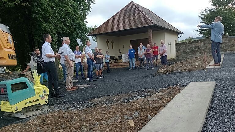 In Fuchsstadt informierte sich der Gemeinderat über den Baufortschritt bei der Friedhofssanierung. In Fuchsstadt informierte sich der Gemeinderat über den Baufortschritt bei der Friedhofssanierung.