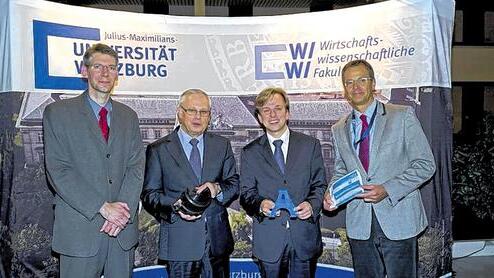 Hand in Hand: (v.l.n.r) Marcus Wagner von der Uni Würzburg, Reinhard Kretschmer, Brose-Geschäftsführer, Axel Winkelmann, Uni Würzburg, und IHK-Hauptgeschäftsführer Ralf Jahn.BERNHARD RAUH Hand in Hand: (v.l.n.r) Marcus Wagner von der Uni Würzburg, Reinhard Kretschmer, Brose-Geschäftsführer, Axel Winkelmann, Uni Würzburg, und IHK-Hauptgeschäftsführer Ralf Jahn.BERNHARD RAUH