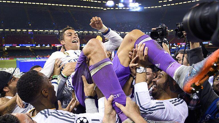 Held des Tages       -  Die Spieler von Real Madrid ließen ihren Superstar Cristiano Ronaldo hochleben. Foto: Carl Sandin