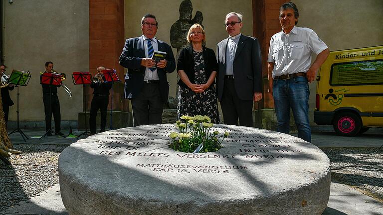 Bei der Auftaktveranstaltung zum 'Mahnenden Mühlstein' am 17. Juli 2019 auf dem Würzburger Kiliansplatz, v. li.: Adolf Bauer (zweiter Bürgermeister), Dekanin Edda Weise, Generalvikar Thomas Keßler und Johannes Heibel (Initiative gegen Gewalt und sexuellen Missbrauch an Kindern und Jugendlichen). Bei der Auftaktveranstaltung zum 'Mahnenden Mühlstein' am 17. Juli 2019 auf dem Würzburger Kiliansplatz, v. li.: Adolf Bauer (zweiter Bürgermeister), Dekanin Edda Weise, Generalvikar Thomas Keßler und Johannes Heibel (Initiative gegen Gewalt und sexuellen Missbrauch an Kindern und Jugendlichen).